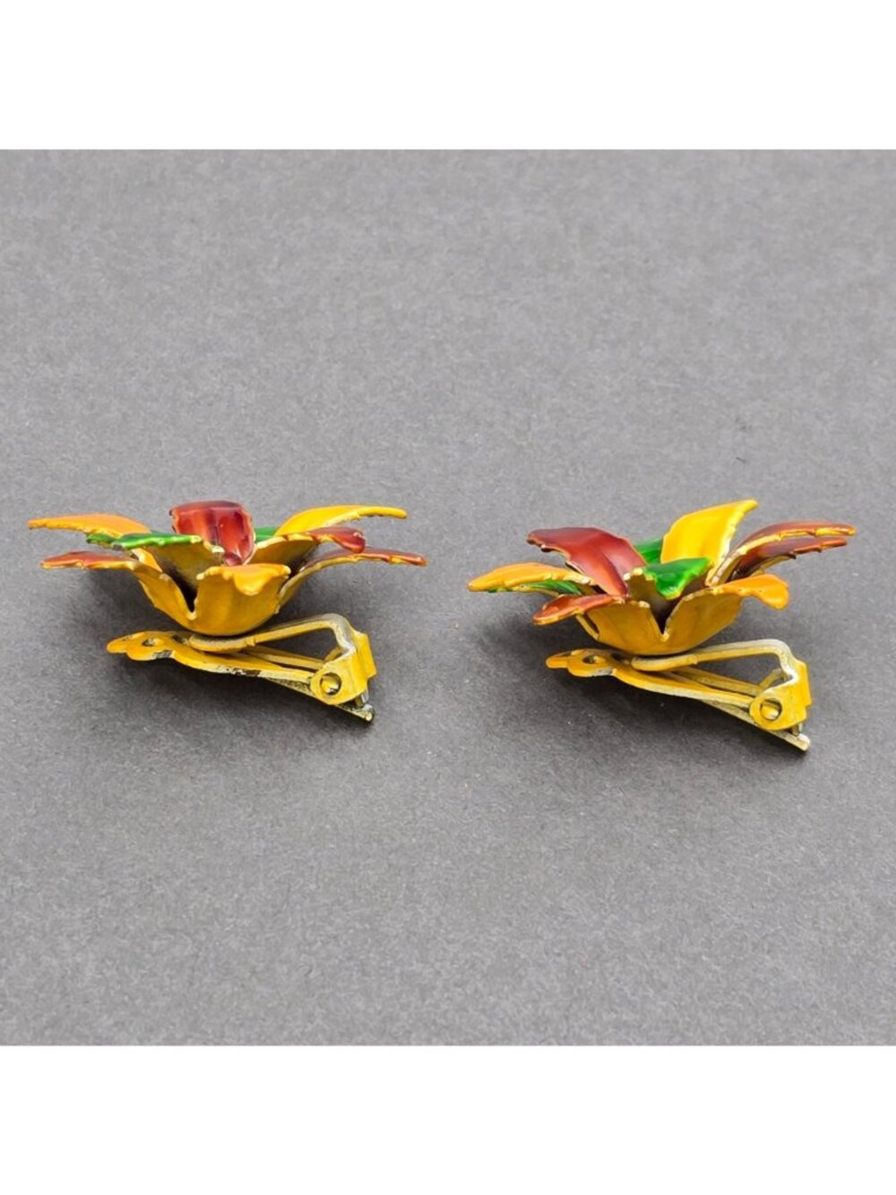 Vintage Lisner Poinsettia Clip On Earrings Enamel Mid-Century Floral Jewelry 1.2 - Picture 3 of 10